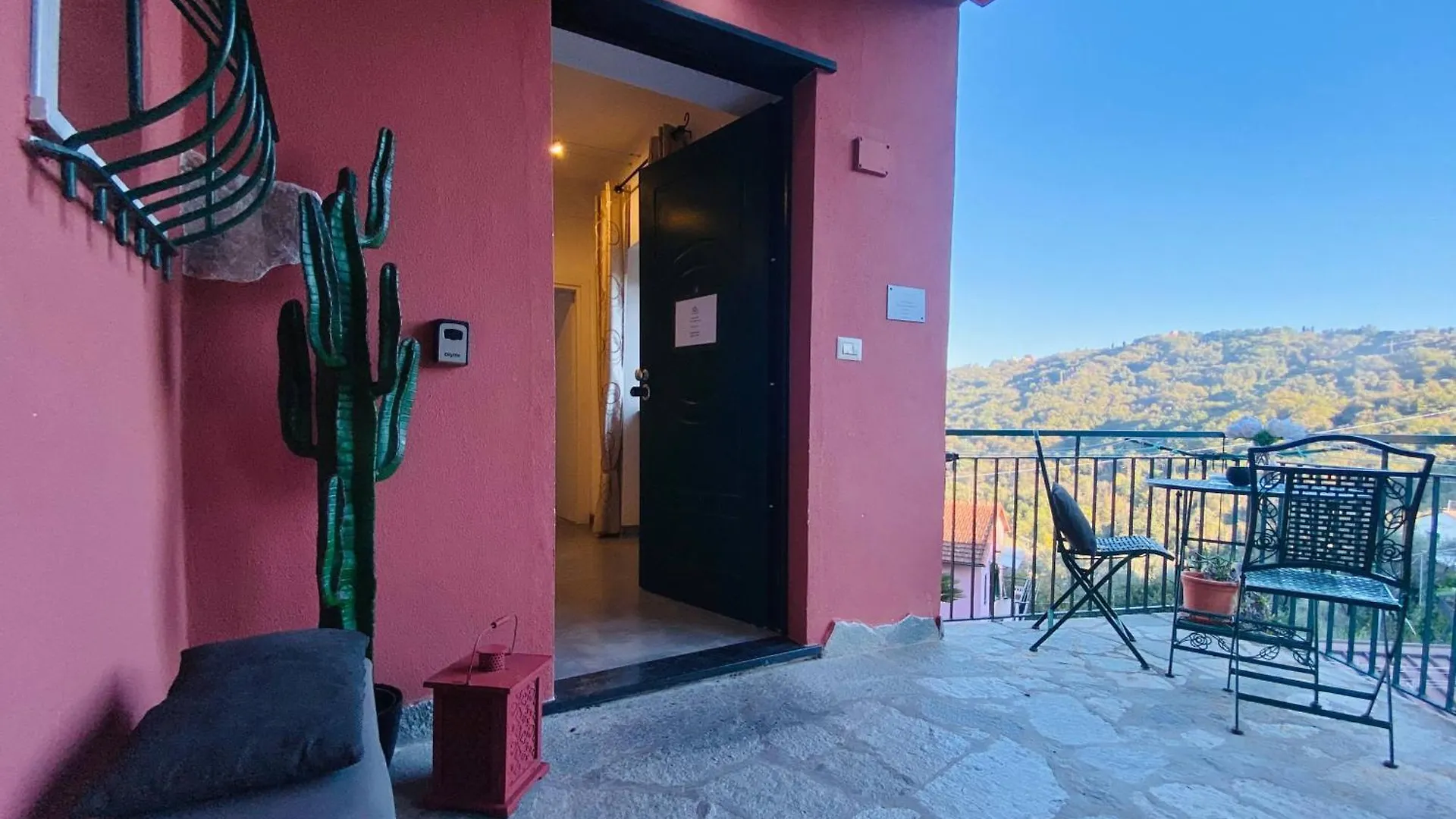 Alla Casa Rosa- Appartamento Nel Verde Con Posto Auto, Zona Tranquilla,Wifi Gratuito,Aria Condizionata Rapallo 0*,  Italia