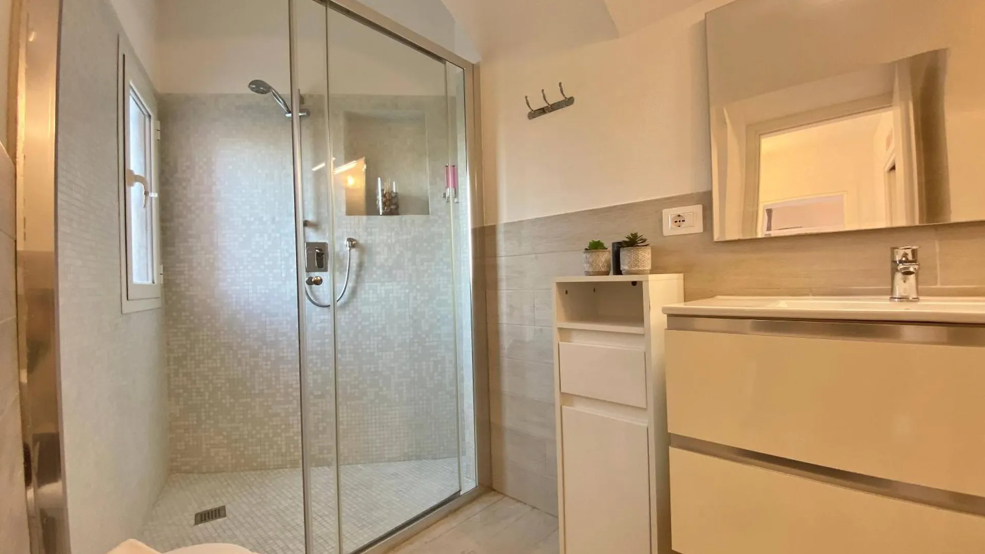 Alla Casa Rosa- Appartamento Nel Verde Con Posto Auto, Zona Tranquilla,Wifi Gratuito,Aria Condizionata Rapallo