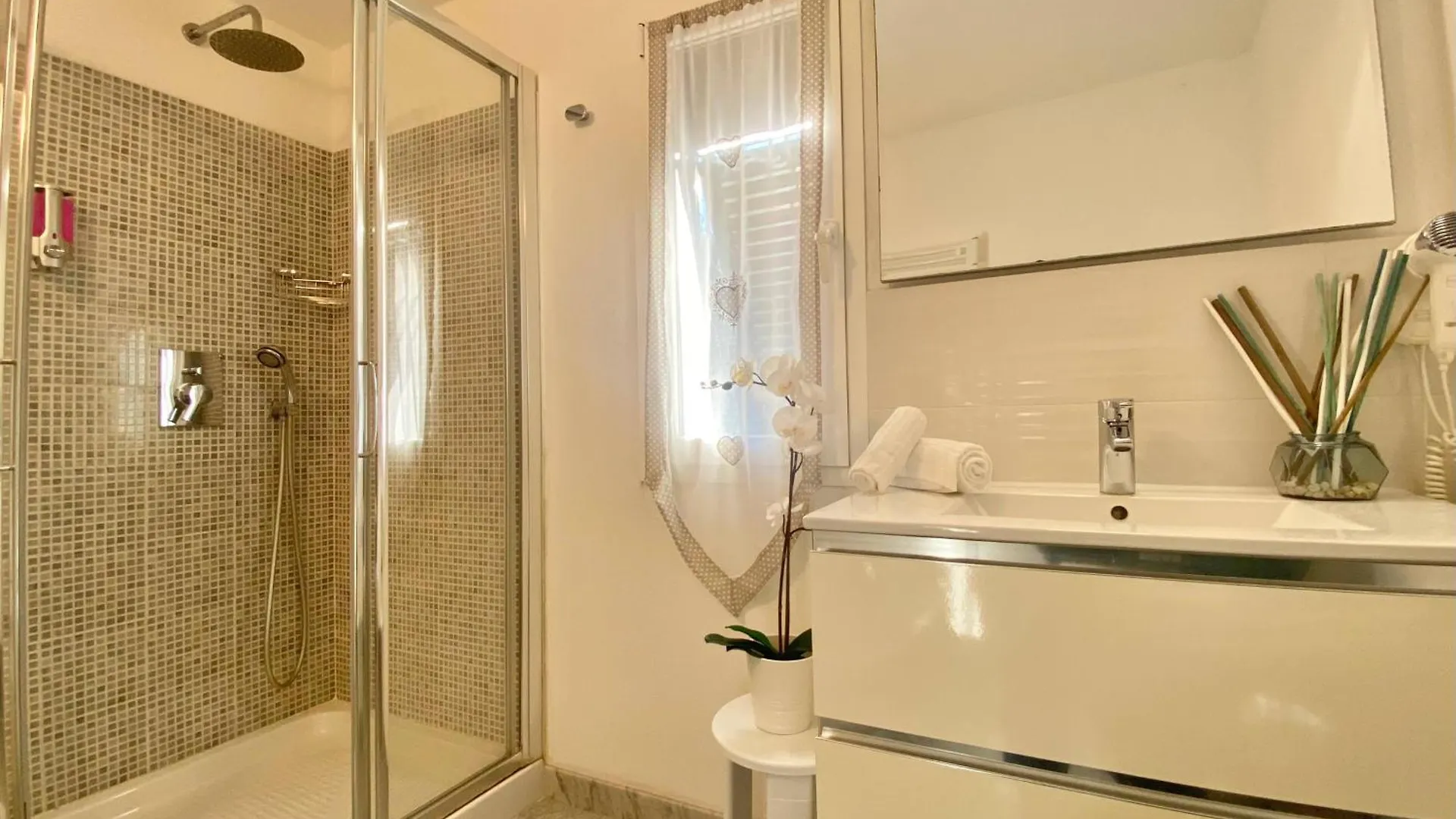 Alla Casa Rosa- Appartamento Nel Verde Con Posto Auto, Zona Tranquilla,Wifi Gratuito,Aria Condizionata Rapallo