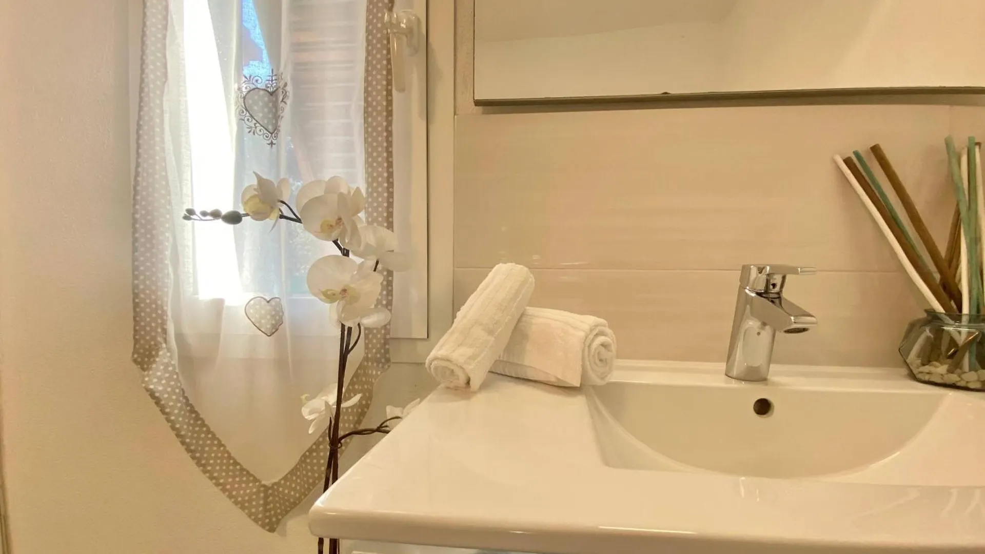 Alla Casa Rosa- Appartamento Nel Verde Con Posto Auto, Zona Tranquilla,Wifi Gratuito,Aria Condizionata Rapallo 0*,  Italia